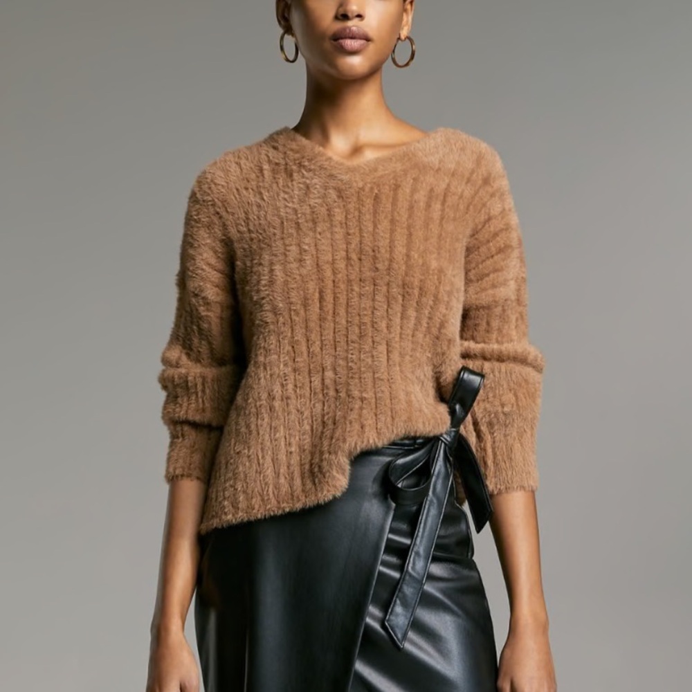 Aritzia Babaton Ulmann Camel V Neck Eyelash Sweater Size Large